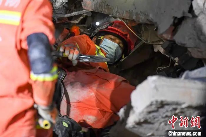 4月29日，救援人员用铁铲破拆。杨华峰 摄