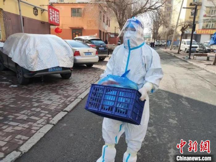 张超在给居民投递物资 受访者张超供图