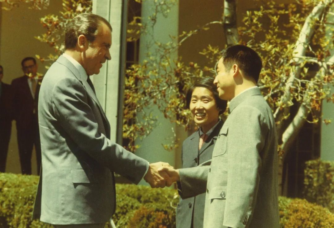 1972年，尼克松总统与访美的中国乒乓球队会面（来源：美中关系全国委员会收藏）