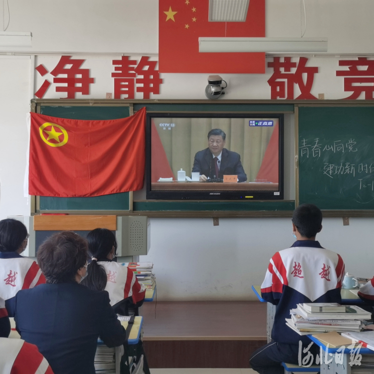 新疆和静高级中学教师黄淑荣和学生一起收看庆祝中国共产主义青年团成立100周年大会。黄淑荣供图
