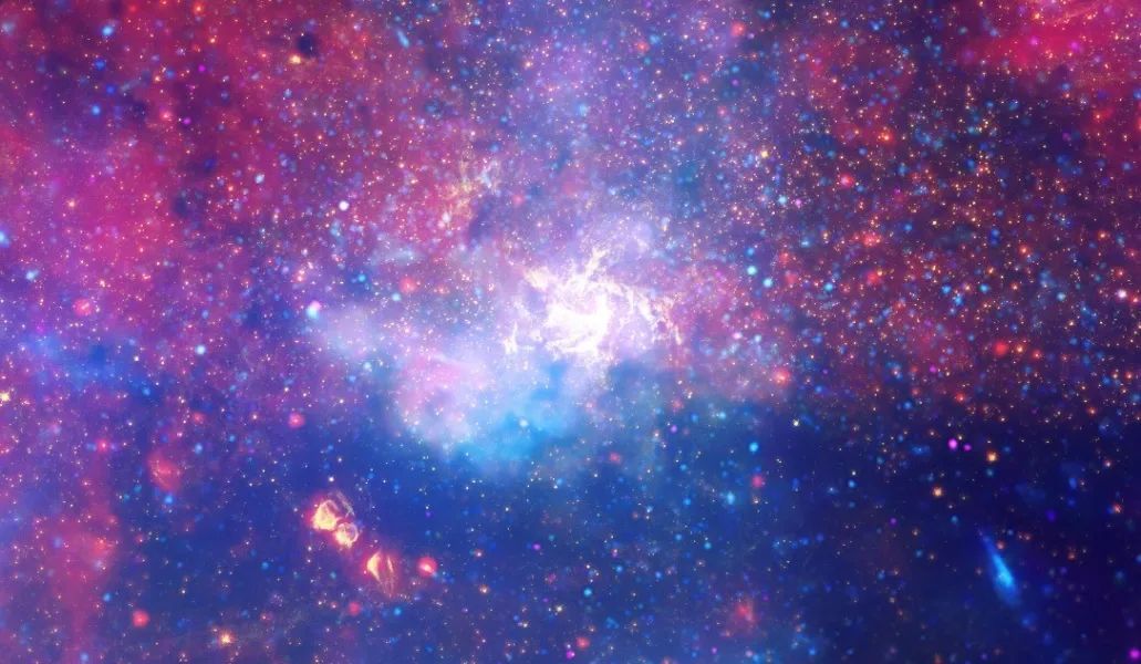 大量炽热气体形成一个旋涡， 标明了银河系中心人马座A*黑洞的大致位置 | NASA、ESA、SSC、CXC、STScI