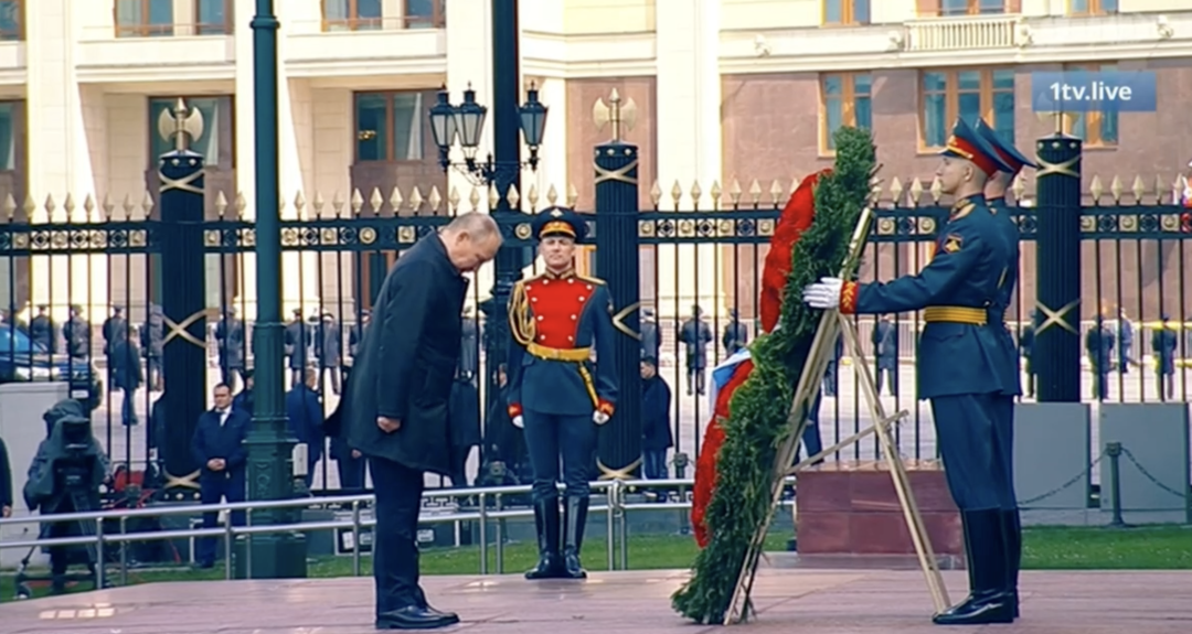▲普京向无名烈士墓敬献花圈，图源：俄媒视频截图