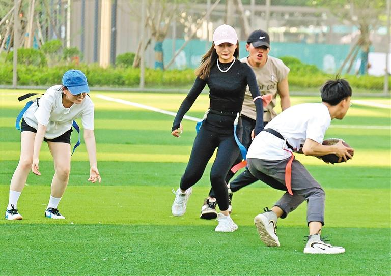 红蓝两色腰旗区分双方队员。