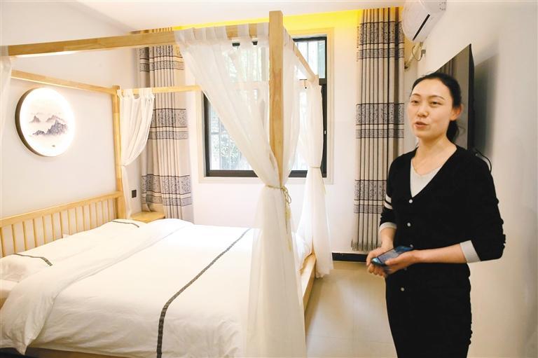弋莉莉介绍她家的农家乐房间