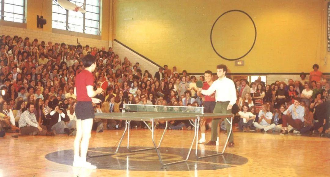 访美中国乒乓球队员在美国马里兰州的 Bethesda-Chevy 高中教一名学生打乒乓球（来源：美中关系全国委员会收藏）
