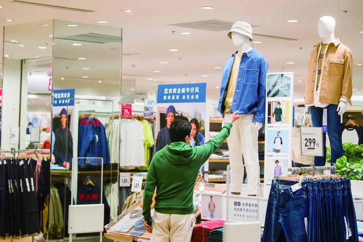 1日，长春摩天活力城Mall恢复营业，市民现场挑选服装。