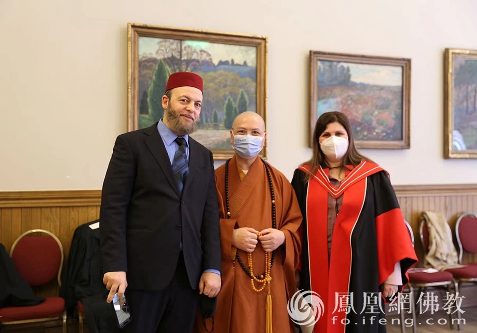 伊斯兰教领袖 Dr.Hamid Slimi.Imam（左），达义法师（中），荣誉博士获奖人Alia Hogben（右）（图片来源：凤凰网佛教 摄影：湛山精舍）