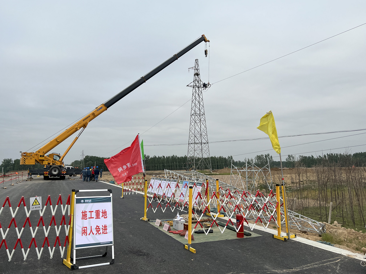 電力施工人員加強遷建現場安全管控,確保遷建施工安全有序進行.