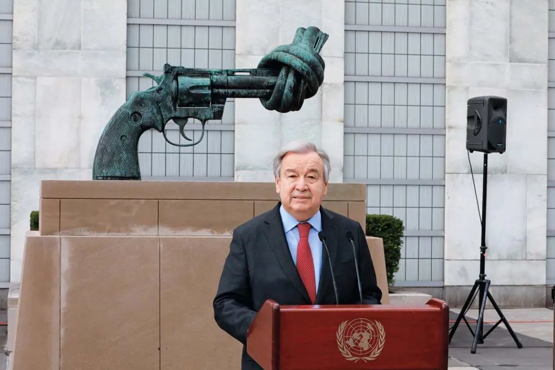 4 月 19 日，联合国秘书长古特雷斯在纽约联合国总部标志性雕塑“打结的手枪”前对记者发表谈话