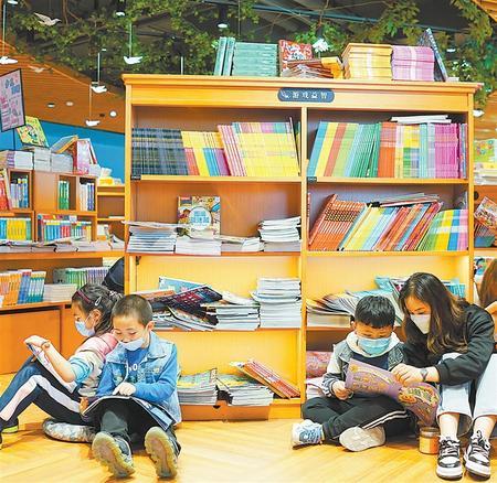 兰州市各大书城前来读书的读者络绎不绝 新甘肃&middot;兰州晨报记者 田 蹊