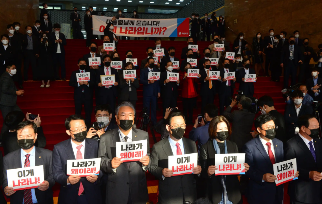 反对党议员于 2020 年 10 月 28 日在韩国国民议会外抗议文在寅的领导