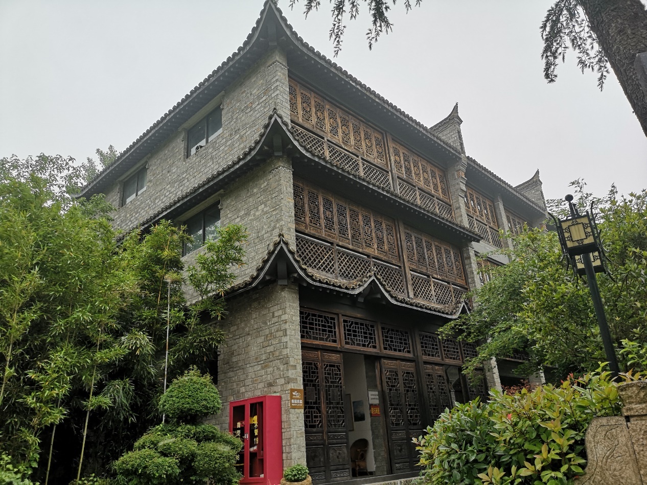 浉河区把民宿轻轻放在山水间