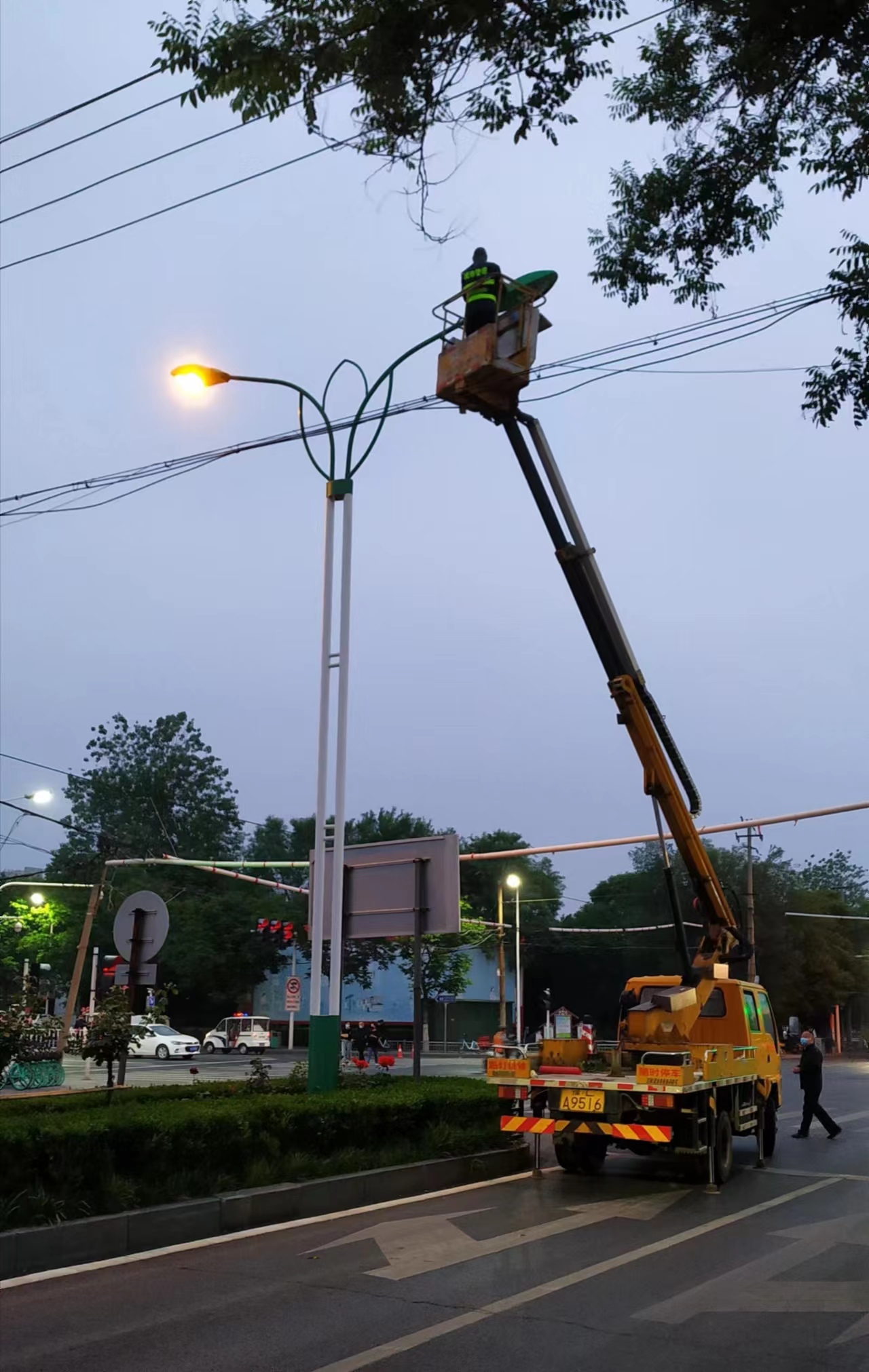 路灯维护人员在建设路维护路灯