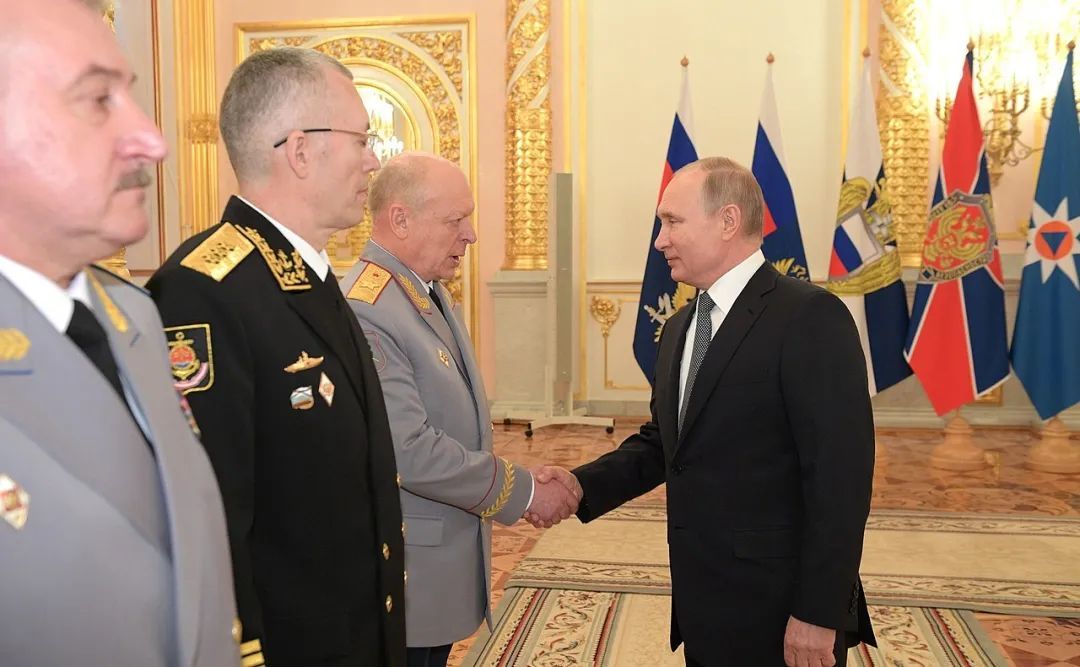 · 普京（右）与萨柳科夫（左三）