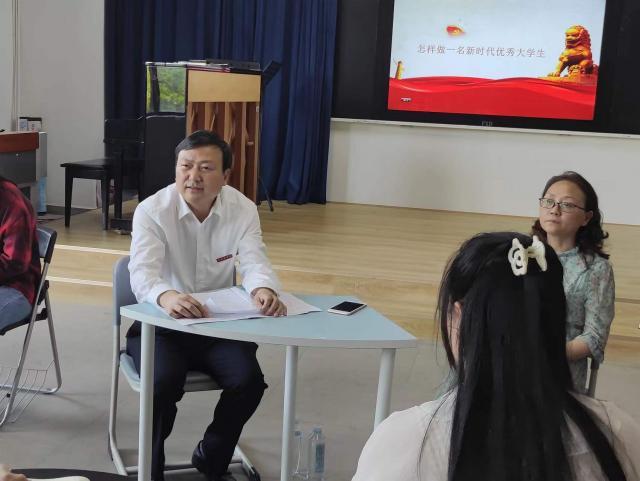 校党委副书记王丽心(左一)与同学们亲切交流