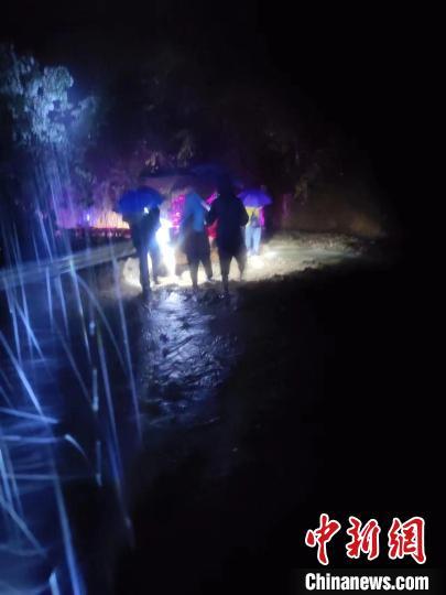 广东龙门洞坑村发生山泥塌方4人获救无人员伤亡