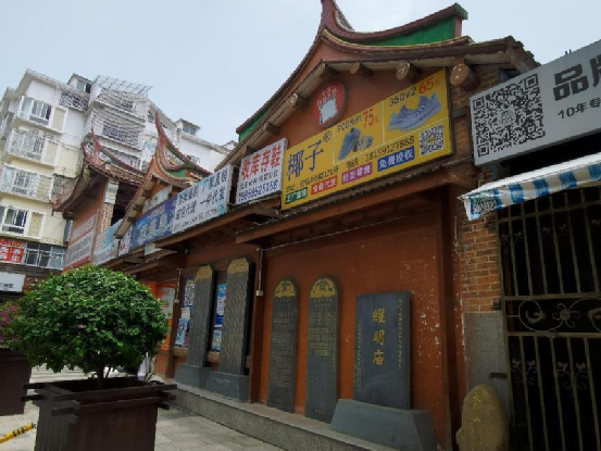 安福城中有一座耀明庙，外墙也被商家用来放置广告牌；摄影/辛晓彤