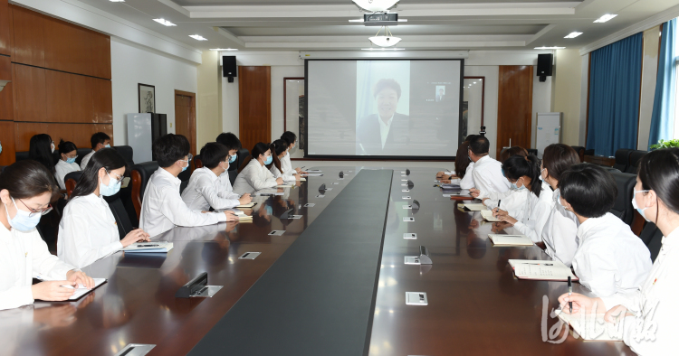 保定学院学生代表与2003届师姐、远在新疆和静高级中学教书的黄淑荣视频连线。河北日报通讯员吴倩楠摄