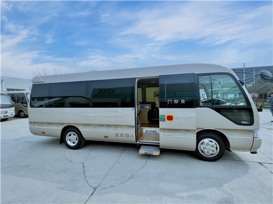 丰田考斯特17座完美的外观及高级的内饰