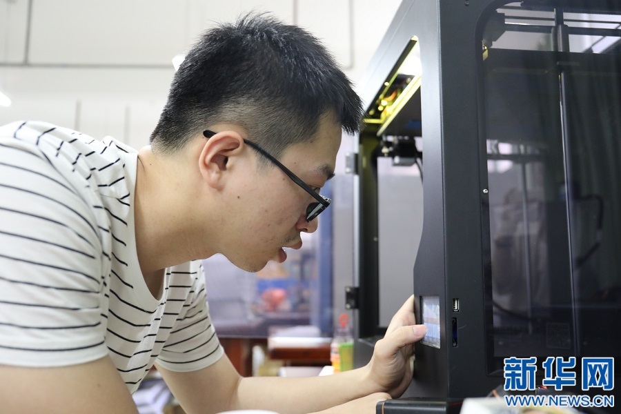 刘鑫在操作机器制作零件。新华网 王中庆 摄