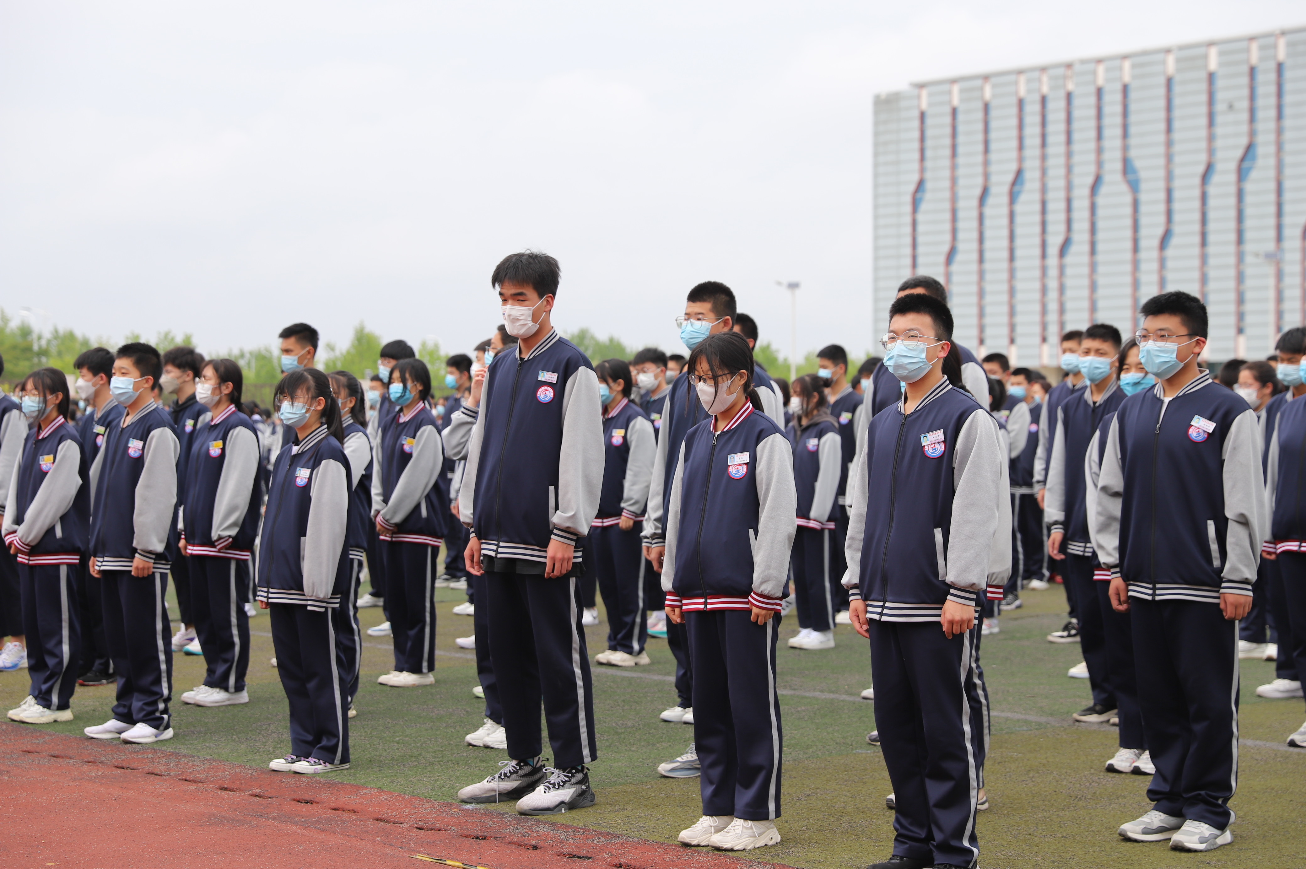设有青岛西海岸新区职业中专学校,西海岸海之韵小学,市南区金门路小学