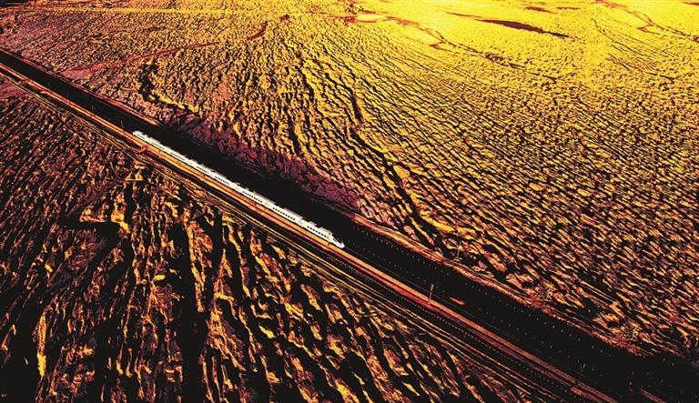 “环西部火车游”穿越敦煌雅丹地貌区