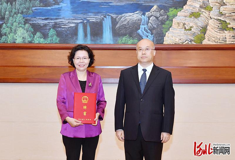 讲话,省委常委,统战部部长夏延军出席聘任仪式,副省长胡启生主持仪式