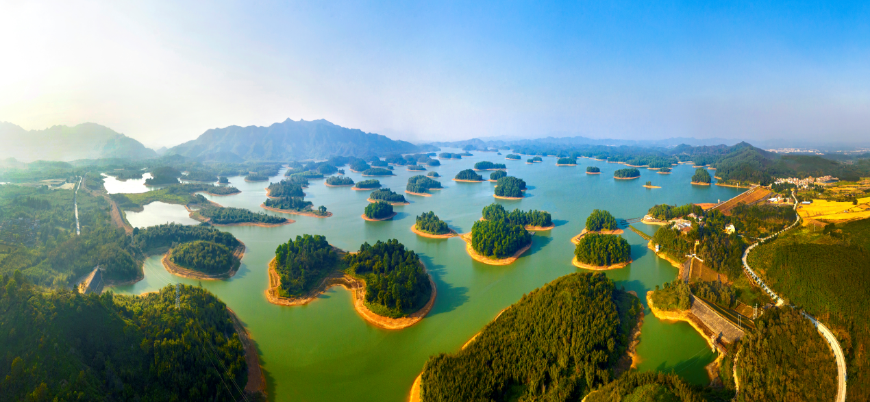 马冈镇孔雀湖的鸟瞰图