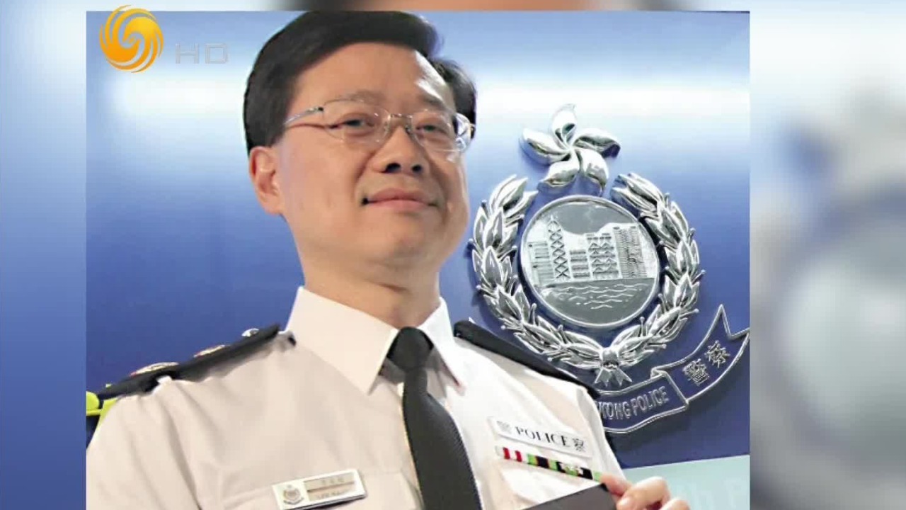 李家超在警务处的晋升相对同期入职的同事要快很多，英文好是其中一个原因