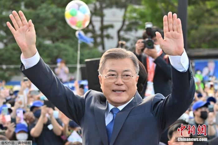5月9日，即将离任的韩国总统文在寅在青瓦台外的告别仪式上向支持者挥手致意。