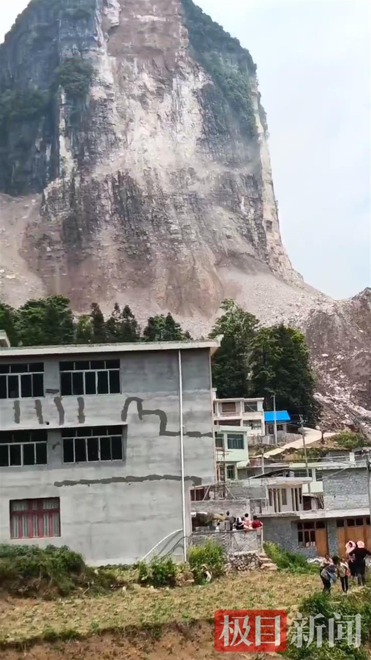 贵州山体崩塌已发现1名遇难者 仍有2名老人失联