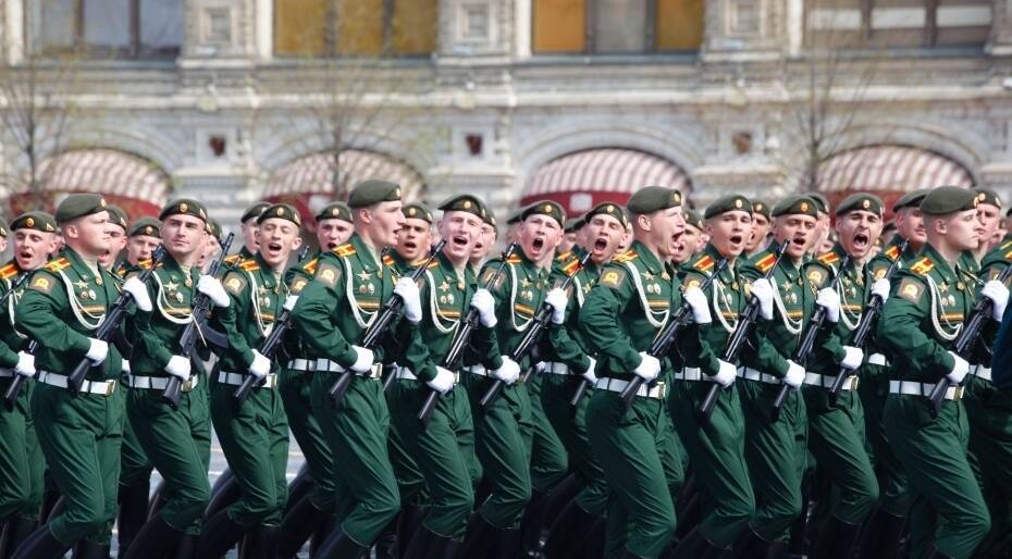  5月7日，俄罗斯在莫斯科红场举行纪念伟大卫国战争胜利77周年阅兵式总彩排。当天共有1.1万名军人、131件现代武器装备、77架飞机和直升机参加。这也是5月9日胜利日阅兵式前的最后一次彩排。 中新社记者 田冰 摄