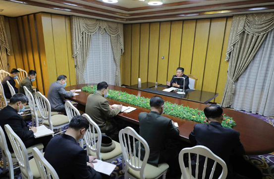 金正恩12日视察朝鲜紧急防疫司令部（《劳动新闻》）