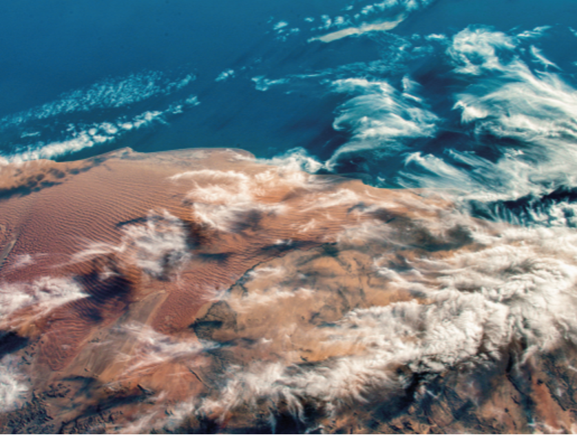 精致的卷云带在天空扫过，就好像画笔扫过画布，国际空间站指挥官亚历山大·格斯特摄于南非西海岸上空。