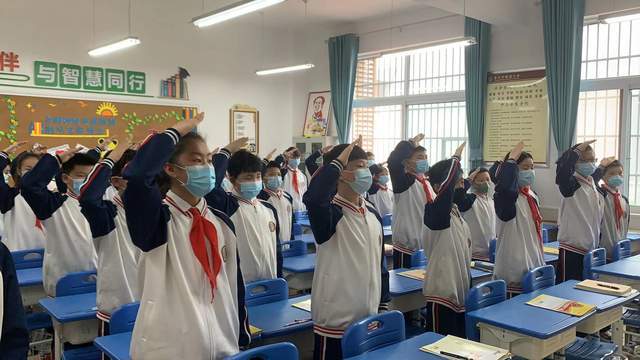 郾城小学开展把灾难当教材与祖国共成长复学第一课