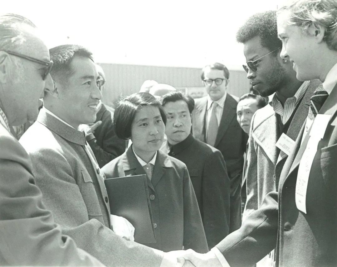 1972年访美中国乒乓球队与美国学生互动（来源：美中关系全国委员会收藏）