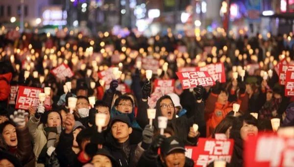 2016年-2017年韩国民众举行烛光抗议要求朴槿惠下台。
