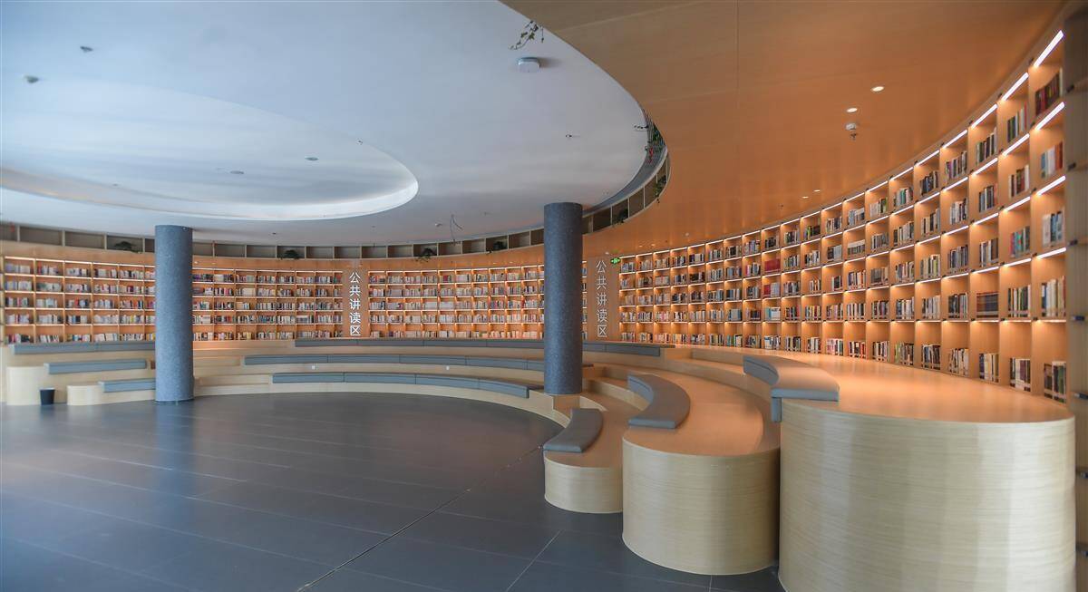 环形墙面书架,让你有一种被书包围的感觉青山区图书馆如此时尚,还很