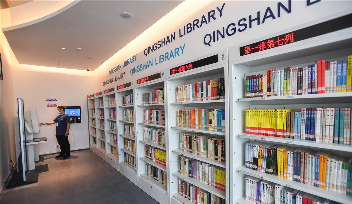 青山区图书馆业务部主任王恒告诉极目新闻记者,24小时书房采用了多种