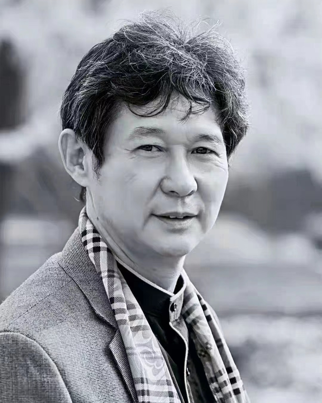 听，我们和世界一起爱着你