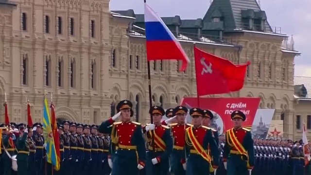 俄罗斯联邦国旗和胜利旗入场