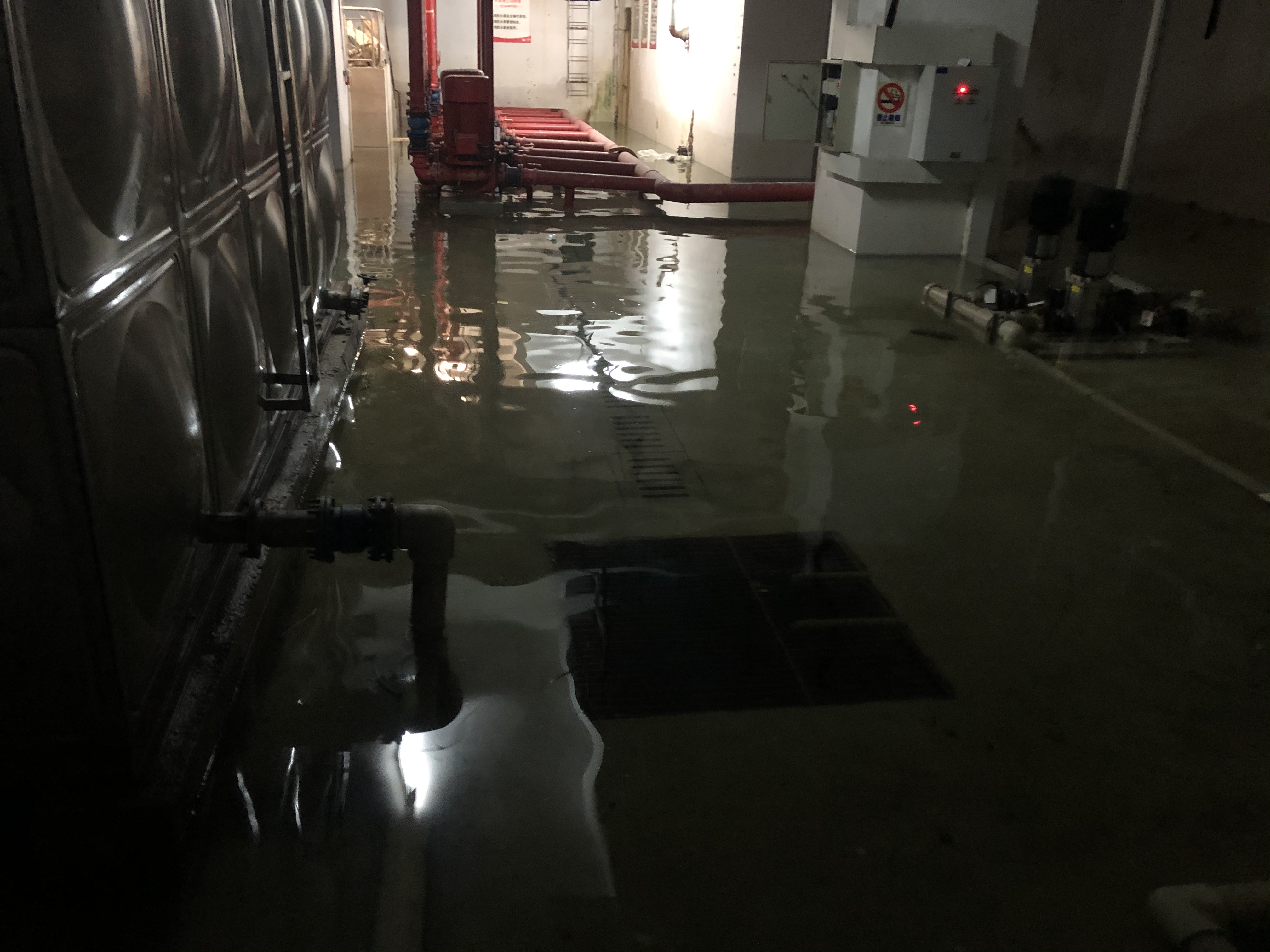 九江大润发小区一居民楼变“水帘洞” 业主怀疑人为故意损坏,已报警