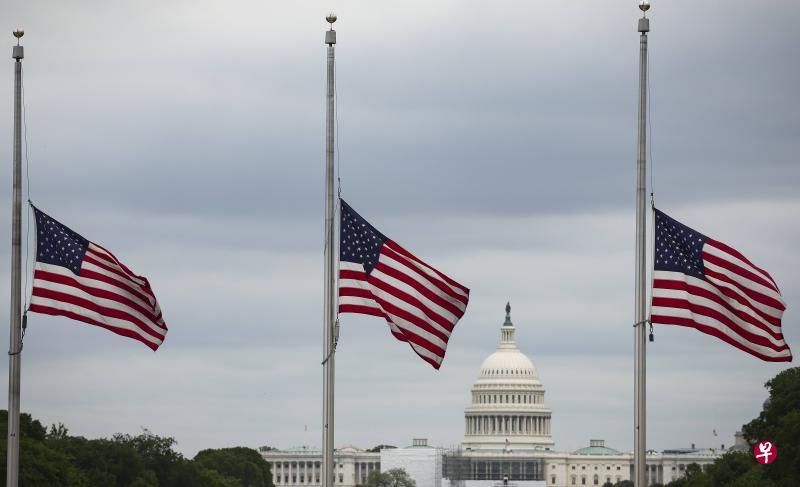 美国总统拜登周四下令降半旗，为美国逾100万冠病死者致哀。（法新社）