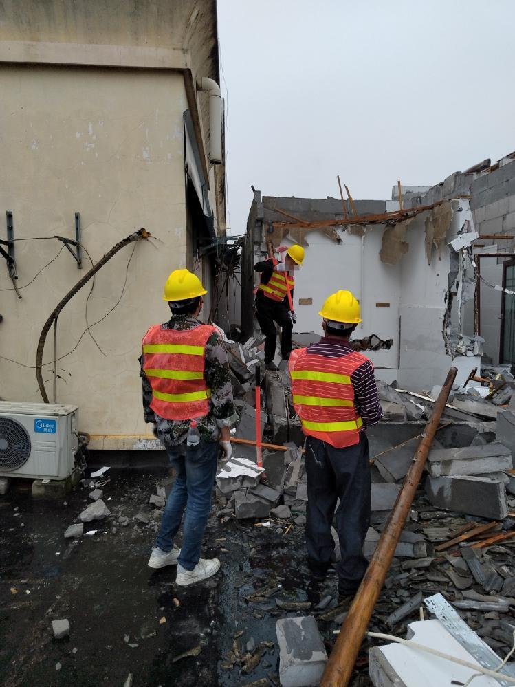 5月8日，长沙某学校校区首批违法建筑被拆除。图源：开福区委宣传部