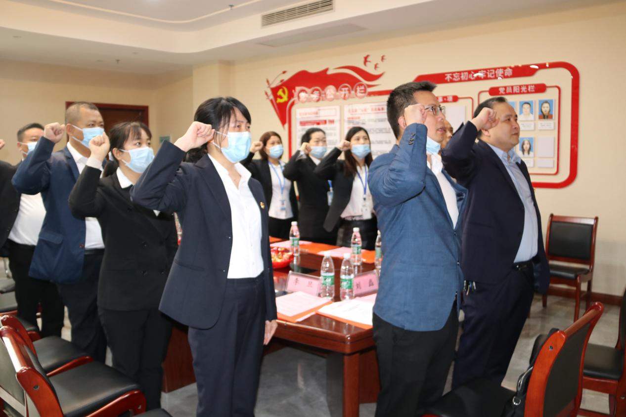 图为邵东市大禾塘街道党工委书记杨恢阳带领湖南亮国科技股份有限公司党支部全体党员重温入党誓词