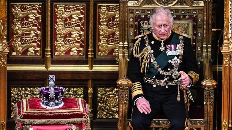 2022年5月10日，在伦敦举行的议会开幕式上，英国查尔斯王子坐在上议院会议厅的帝国皇冠边上。