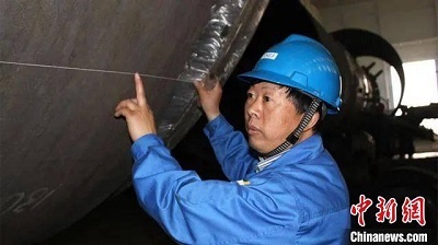 图为全国劳模、兰石集团车工首席操作师邹斌在车间工作(资料图) 受访者供图