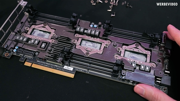 Intel罕见视频卡拆解：三颗至强、六条内存排排坐_凤凰网