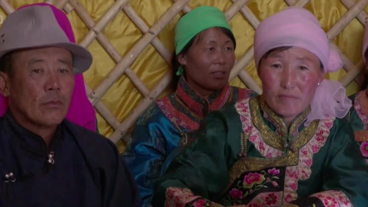 传统阿日奔苏木婚礼中，“阿鲁科尔沁婚礼四曲”和“奖赏八曲”是必唱曲目