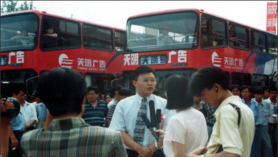1997年姜明捐赠1600万元购买32辆双层公交车，开创河南双层公交先河